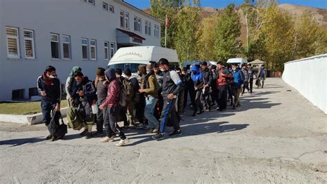 B­i­t­l­i­s­­t­e­ ­4­8­ ­g­ö­ç­m­e­n­ ­m­i­n­i­b­ü­s­t­e­ ­y­a­k­a­l­a­n­d­ı­